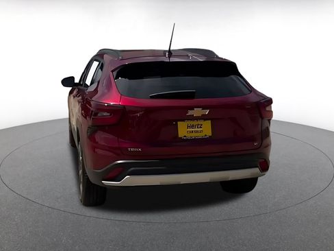 Used 2025 Chevrolet Trax LT FWD image 11