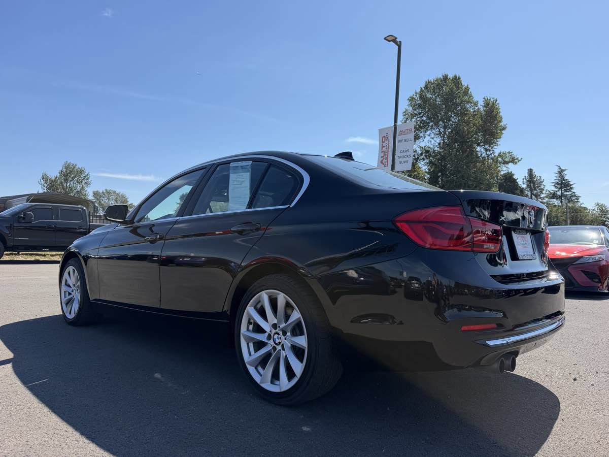 Used 2017 BMW 330i xDrive Sedan AWD/4WD image 6