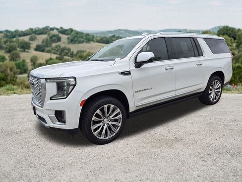Used 2021 GMC Yukon XL Denali w/ Denali Premium Package AWD/4WD image 3