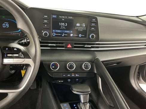 Certified 2025 Hyundai Elantra SE image 7