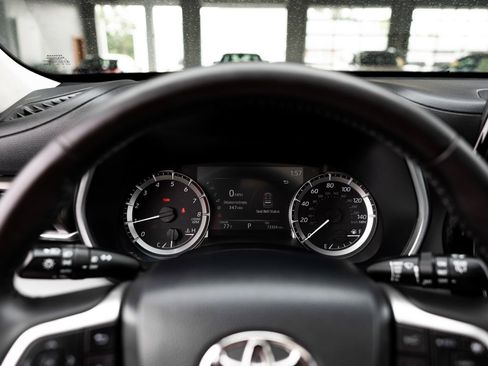 Used 2023 Toyota Highlander XLE AWD/4WD image 17