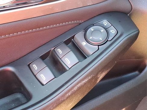 Used 2023 Chevrolet Traverse LT AWD/4WD image 17