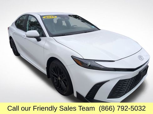 Used 2025 Toyota Camry SE w/ Convenience Package AWD/4WD image 9