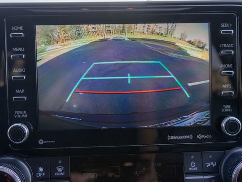 Used 2021 Toyota Highlander XLE image 19