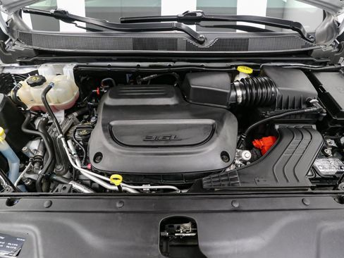 Used 2024 Chrysler Pacifica Touring-L image 14