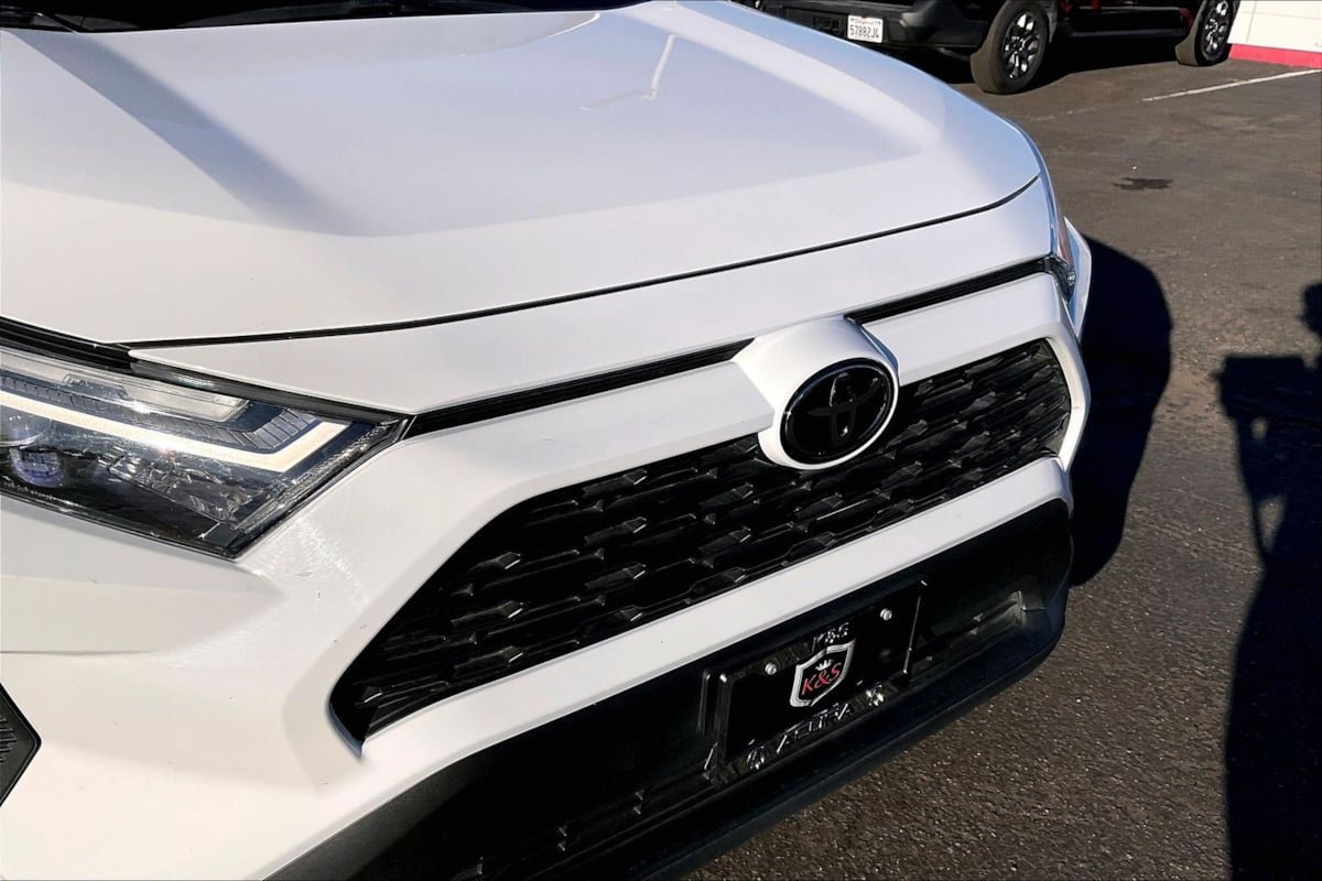 Used 2025 Toyota RAV4 LE AWD/4WD image 4