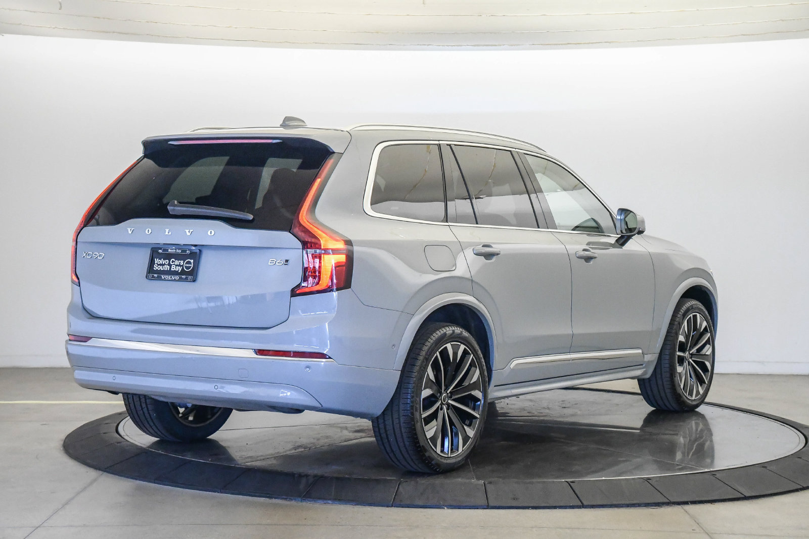 Certified 2026 Volvo XC90 B6 Plus AWD/4WD image 4