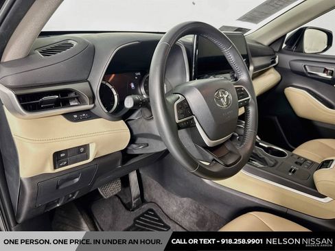 Used 2024 Toyota Highlander XLE FWD image 9