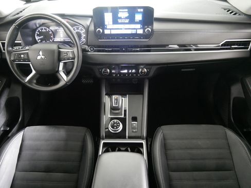 Used 2024 Mitsubishi Outlander SE image 10