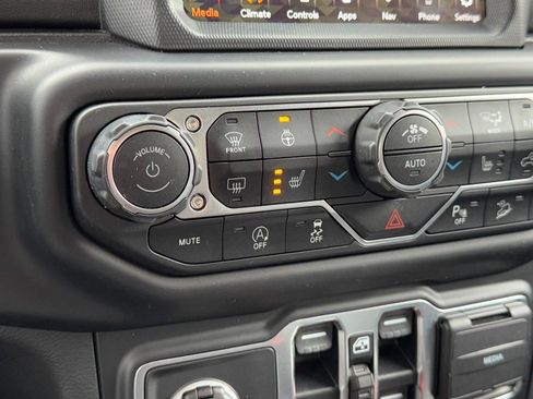 Used 2020 Jeep Wrangler Unlimited Sahara image 19