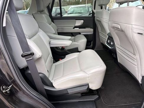 Used 2025 Ford Expedition Active image 18