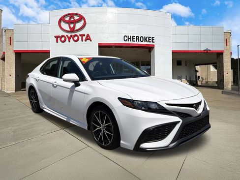 Used 2022 Toyota Camry SE w/ Convenience Package FWD image 3