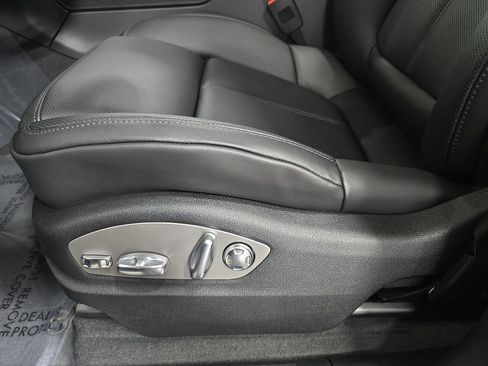 Certified 2026 Porsche Macan AWD/4WD image 23