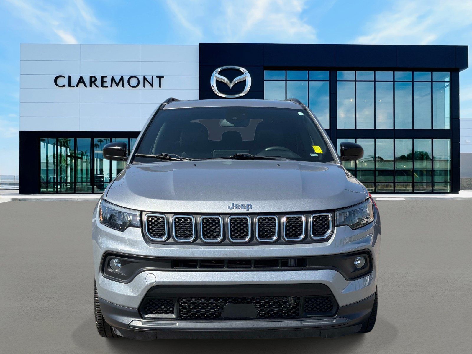 Used 2024 Jeep Compass Latitude AWD/4WD image 2