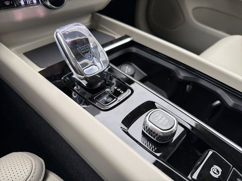 New 2026 Volvo XC60 B5 Ultra w/ Protection Package Premier image 17