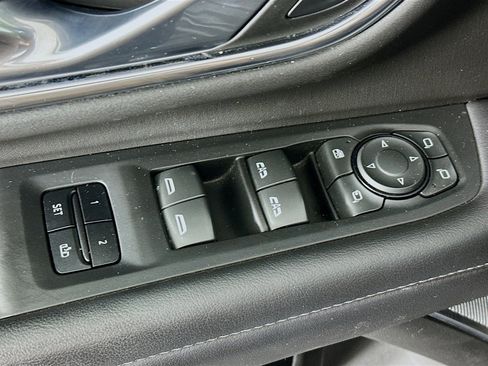 Used 2022 Chevrolet Tahoe LT w/ Luxury Package AWD/4WD image 15