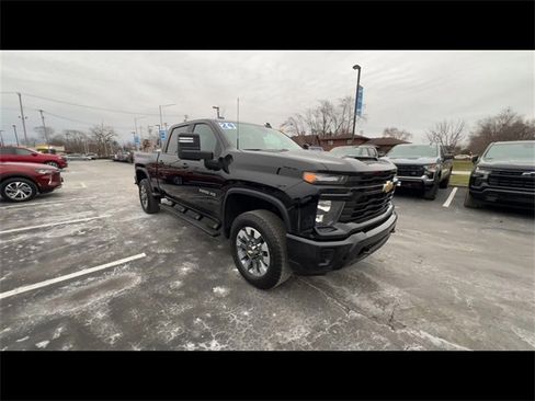 Used 2024 Chevrolet Silverado 2500 Custom w/ Custom Value Package image 2