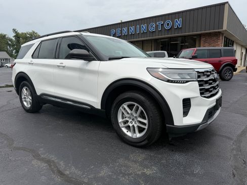 Used 2025 Ford Explorer Active AWD/4WD image 1