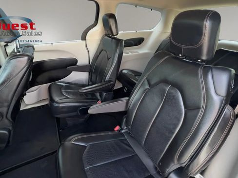 Used 2018 Chrysler Pacifica Touring-L Plus FWD image 12