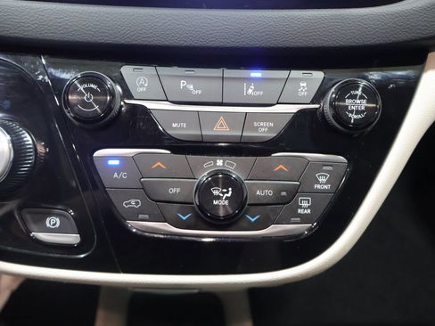 Used 2024 Chrysler Pacifica Touring-L FWD image 32