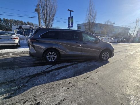 Certified 2024 Toyota Sienna LE image 8