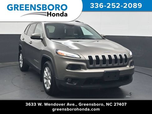 Used 2018 Jeep Cherokee Latitude w/ Cold Weather Group AWD/4WD image 1