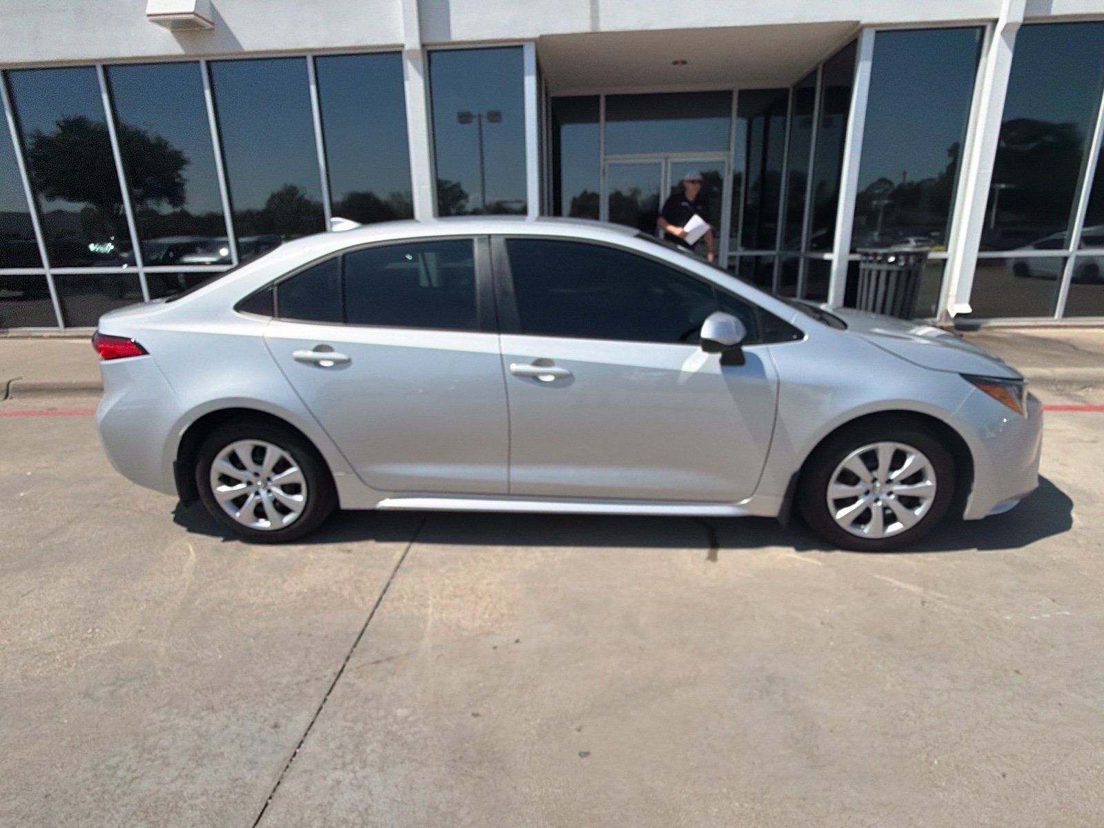 Used 2025 Toyota Corolla LE FWD image 5