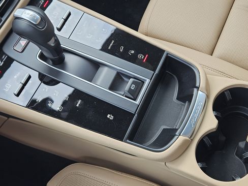 Certified 2025 Porsche Macan image 20