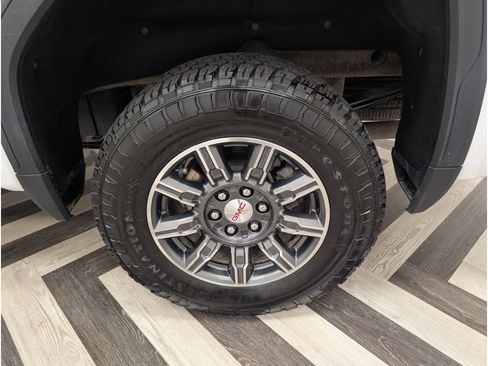 Used 2024 GMC Sierra 1500 AT4 w/ Technology Package AWD/4WD image 19
