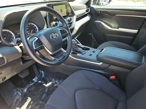Certified 2025 Toyota Highlander LE FWD image 9