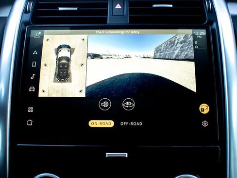 Used 2025 Land Rover Discovery Dynamic SE image 29