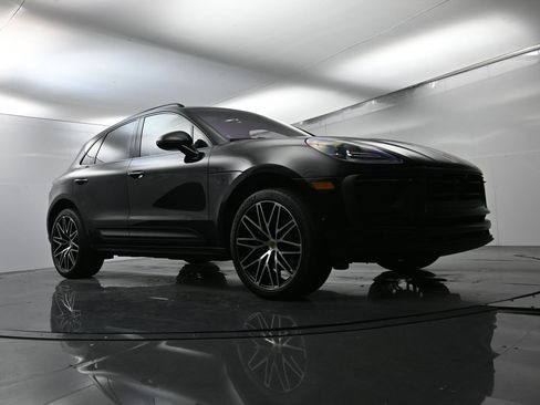 Used 2025 Porsche Macan image 56