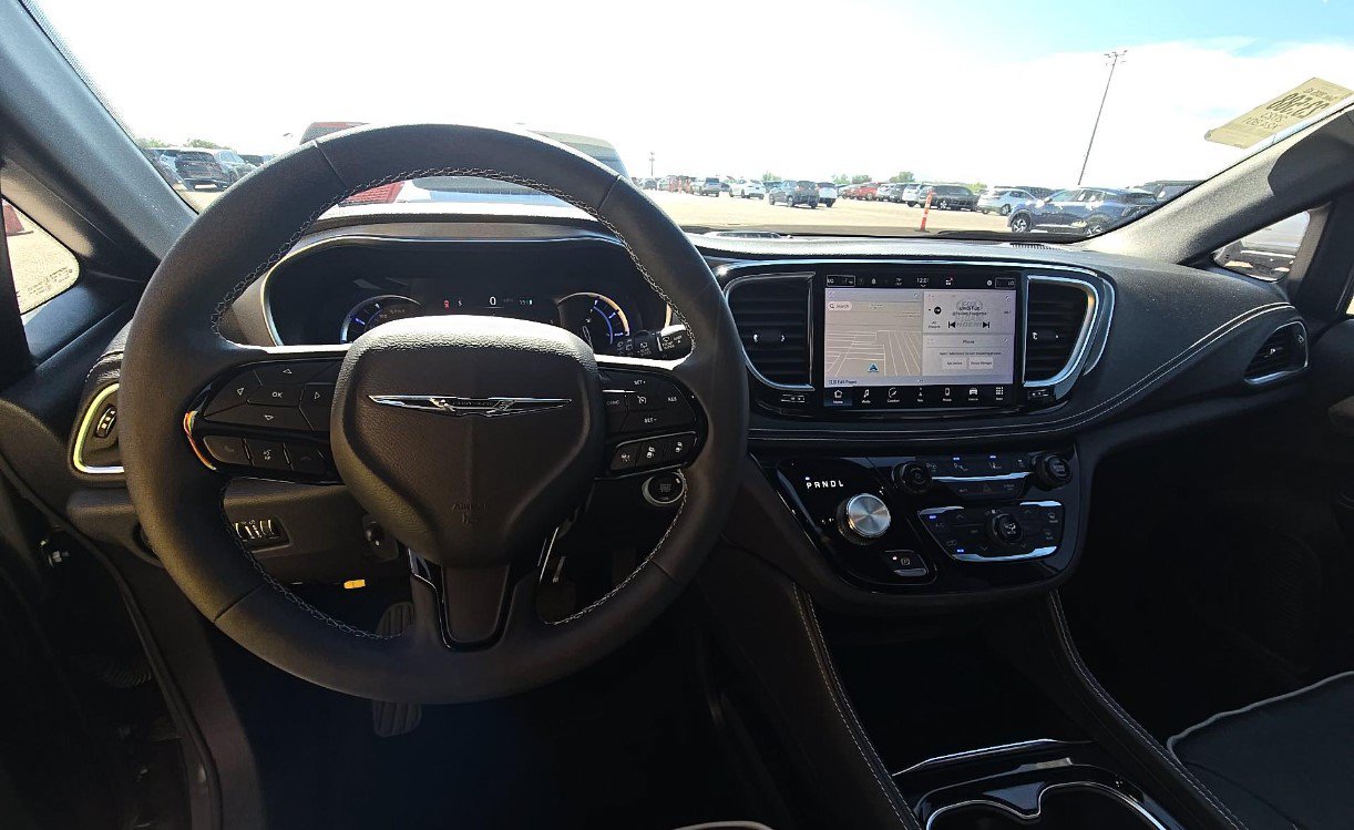 Used 2023 Chrysler Pacifica Limited w/ S Appearance Package FWD image 8