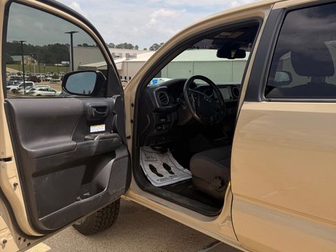 Used 2019 Toyota Tacoma TRD Off-Road AWD/4WD image 9