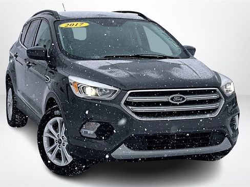 Used 2017 Ford Escape SE w/ Equipment Group 201A image 3