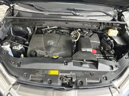 Used 2017 Toyota Highlander XLE w/ Carpet Mat Package AWD/4WD image 29