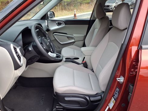 Used 2023 Kia Soul LX image 11