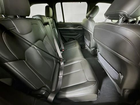 Used 2025 Jeep Grand Cherokee Limited w/ Luxury Tech Group II image 28