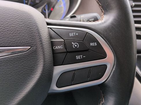 Used 2017 Chrysler Pacifica Touring-L FWD image 25