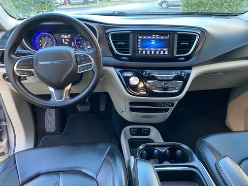 Used 2021 Chrysler Voyager Lxi image 12