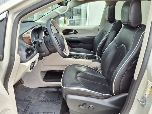 Used 2021 Chrysler Pacifica Limited w/ Uconnect Theater Family Group FWD image 7