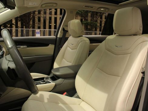 Used 2021 Cadillac XT6 Premium Luxury image 16