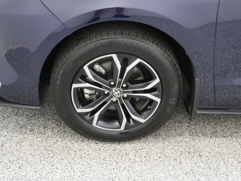 Used 2025 Toyota Sienna Platinum AWD/4WD image 11