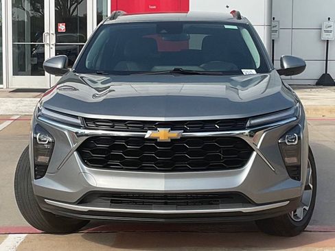Used 2025 Chevrolet Trax LT FWD image 2
