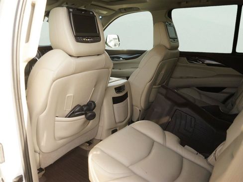 Used 2017 Cadillac Escalade Luxury RWD image 12