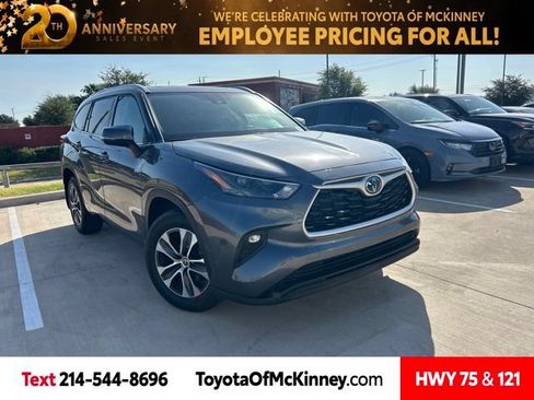 Used 2022 Toyota Highlander XLE AWD/4WD image 1
