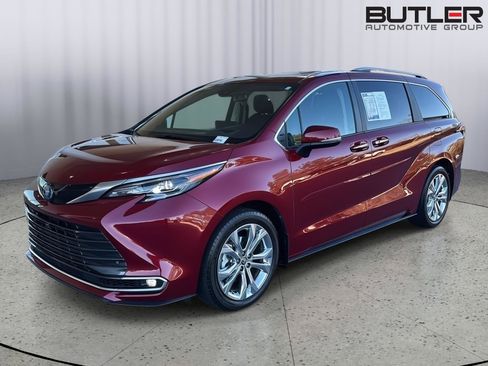 Used 2024 Toyota Sienna Platinum image 2