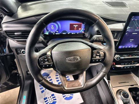 Used 2023 Ford Explorer Platinum w/ Technology Package image 17