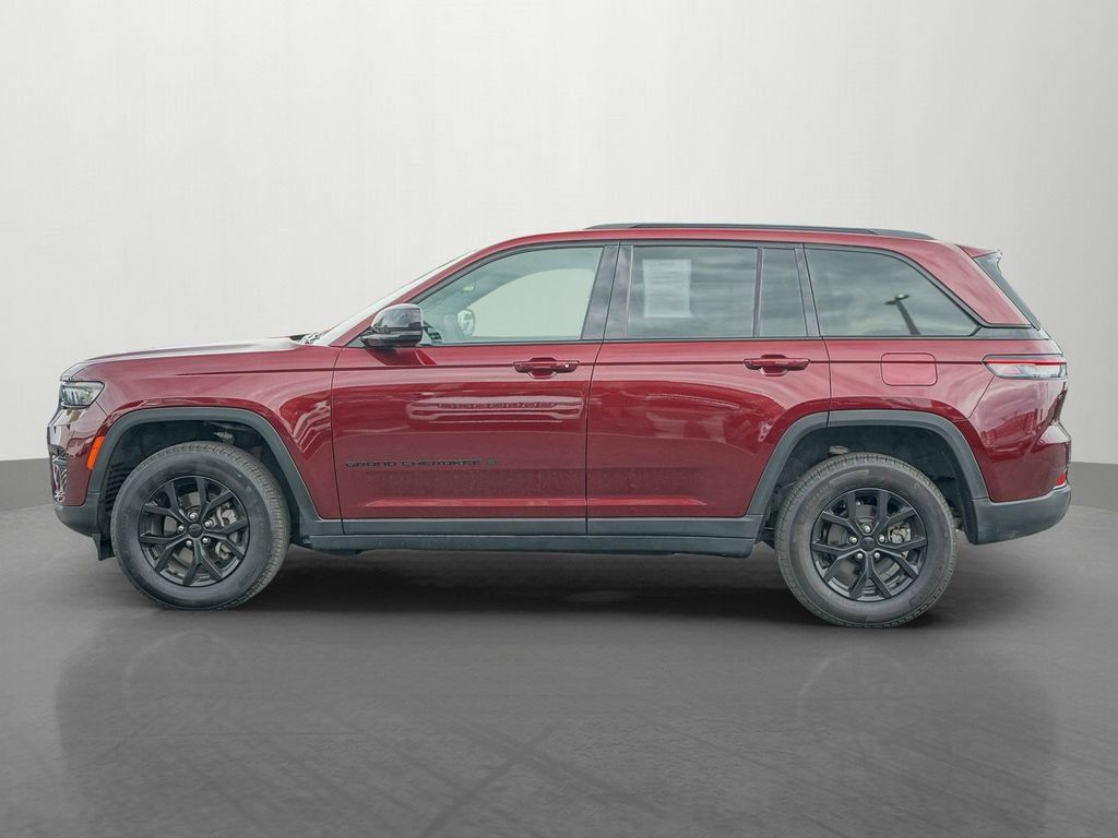 Used 2024 Jeep Grand Cherokee Altitude AWD/4WD image 3