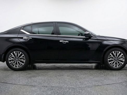 Used 2025 Nissan Altima 2.5 SV image 11